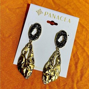 Cute dangle earrings! For whatever you have planed fancy night out ect.
